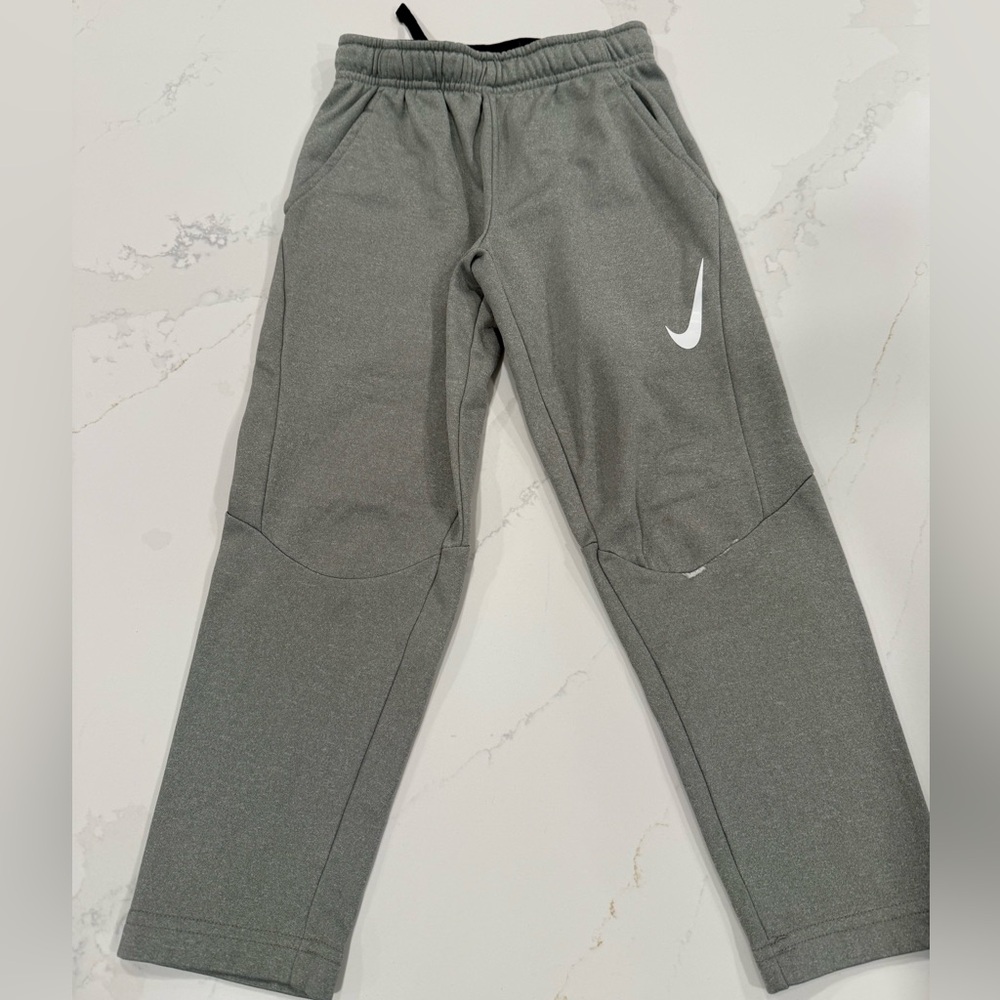 Boys Nike Gray Sweatpants with Elastic Waistband and Swoosh Logo size 7L